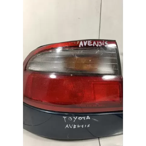 22075556L фара задня Toyota Avensis T220 2000